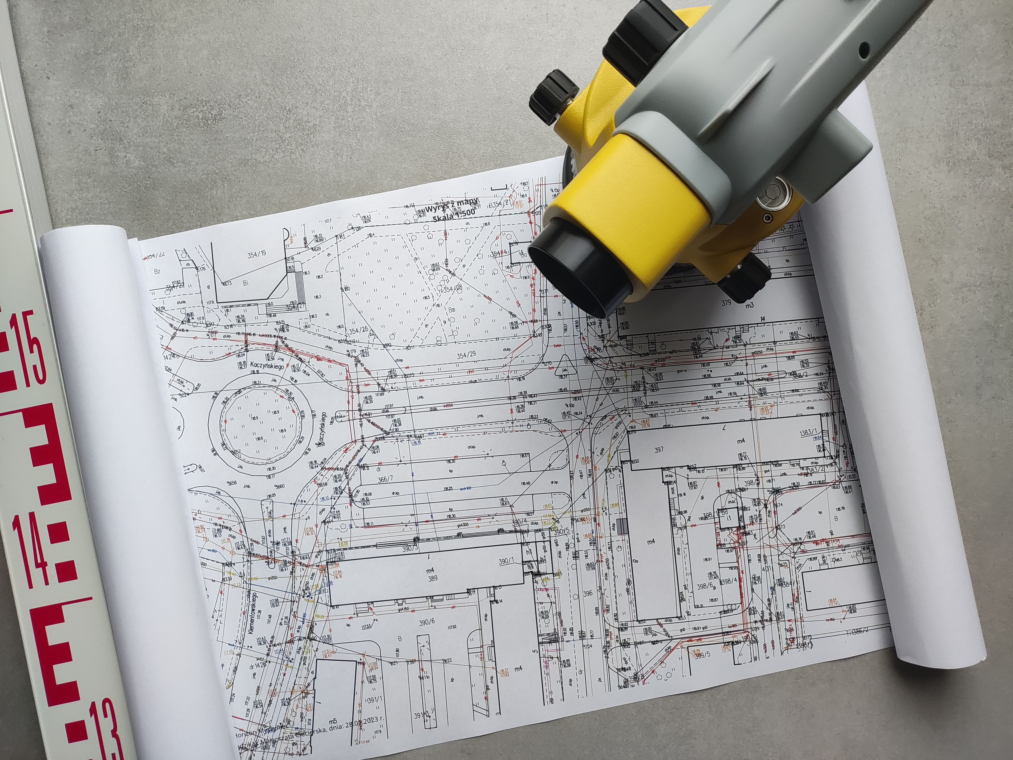 Zdjęcie niwelatora i mapy